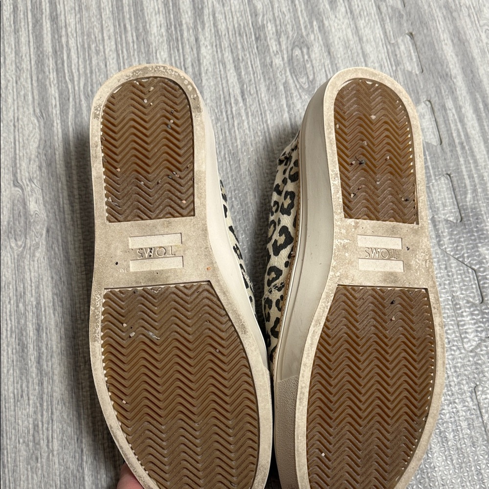 TOMS Women's Black and Cream Leopard Slip In Size 8 - Picture 5 of 6